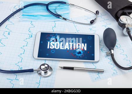 Tablet-pc und Arztgeräte auf weißer Oberfläche Stockfoto