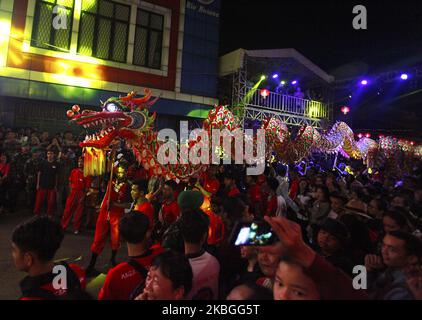 Die Teilnehmer sahen während des Festivals, wie sie mit einer Nachbildung eines Drachen auftrat. Cap Go Meh Festival in Bogor, West-Java, am 8. Februar 2020. Beinhaltet Rituale des Öffnens des Drachenauges, die Feierlichkeiten stammen aus China und wurden dann angepasst und mit lokalen Animismus Kultur, Traditionen und Rituale assimiliert. (Foto von Adriana Adie/NurPhoto) Stockfoto