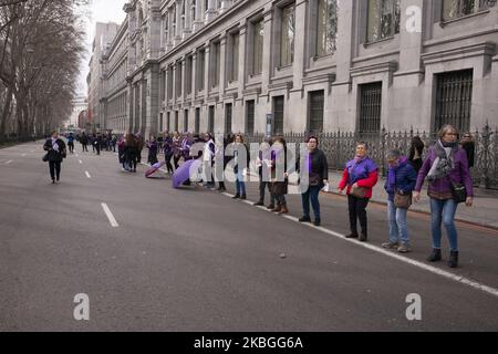 Frauen beteiligen sich an der Menschenkette, die das Zentrum der Hauptstadt umgibt, um die „feministische Revolte“ am 08. Februar 2020 in Madrid, Spanien, zu behaupten. Mehr als sechstausend feministische Frauen haben sich verpflichtet, sich dieser Menschenkette anzuschließen, um die für den nächsten 8. März, dem Internationalen Frauentag, geplanten Mobilisierungen zu beginnen (Foto von Oscar Gonzalez/NurPhoto) Stockfoto