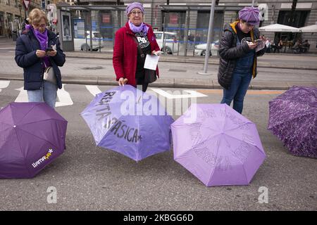 Frauen beteiligen sich an der Menschenkette, die das Zentrum der Hauptstadt umgibt, um die „feministische Revolte“ am 08. Februar 2020 in Madrid, Spanien, zu behaupten. Mehr als sechstausend feministische Frauen haben sich verpflichtet, sich dieser Menschenkette anzuschließen, um die für den nächsten 8. März, dem Internationalen Frauentag, geplanten Mobilisierungen zu beginnen (Foto von Oscar Gonzalez/NurPhoto) Stockfoto