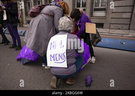 Frauen beteiligen sich an der Menschenkette, die das Zentrum der Hauptstadt umgibt, um die „feministische Revolte“ am 08. Februar 2020 in Madrid, Spanien, zu behaupten. Mehr als sechstausend feministische Frauen haben sich verpflichtet, sich dieser Menschenkette anzuschließen, um die für den nächsten 8. März, dem Internationalen Frauentag, geplanten Mobilisierungen zu beginnen (Foto von Oscar Gonzalez/NurPhoto) Stockfoto