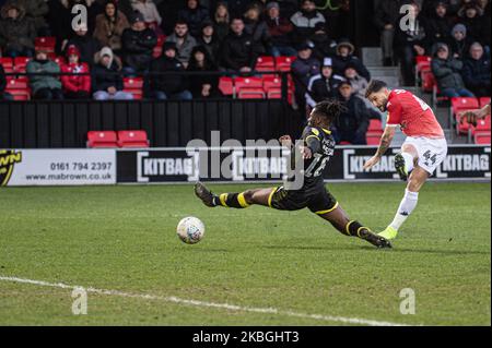 David Sesay vom FC Crawley Town versucht, Craig Conway vom FC Salford City während des Sky Bet League 2-Spiels zwischen Salford City und Crawley Town in Moor Lane, Salford, am Samstag, den 8.. Februar 2020, zu blockieren. (Foto von Ian Charles/MI News/NurPhoto) Stockfoto