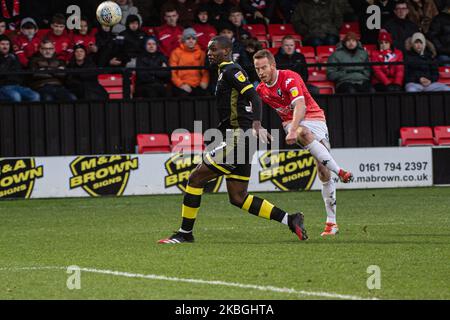 Adam Rooney vom Salford City FC hat seinen Schuss von Manny Adebowale vom Crawley Town FC während des Sky Bet League 2-Spiels zwischen Salford City und Crawley Town in Moor Lane, Salford am Samstag, den 8.. Februar 2020, blockiert. (Foto von Ian Charles/MI News/NurPhoto) Stockfoto