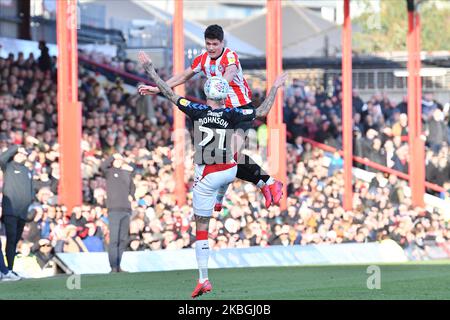 Christian Norgaard und Marvin Johnson in Aktion während des Sky Bet Championship-Spiels zwischen Brentford und Middlesbrough am 8. Februar 2020 im Griffin Park in Brentford, England. (Foto von MI News/NurPhoto) Stockfoto