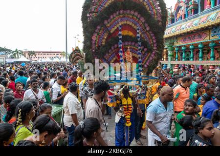 Tausende Hindu-Anhänger versammeln sich am Batu Caves Temple während des Thaipusam-Festivals in den Batu Caves in Kuala Lumpur, Malaysia, am 08. Februar 2020. Thaipusam ist ein hinduistisches Fest, das vor allem von der tamilischen Gemeinde gefeiert wird. Eifrige Anhänger werden beten und Gelübde ablegen, wenn die Gebete erhört werden, und sie erfüllen die Gelübde, indem sie Teile ihres Körpers wie Wangen, Zungen und Rücken durchbohren, bevor sie einen „Kavadi“ oder Milchbehälter auf einer etwa vier Kilometer langen Glaubensreise tragen. Das Festival findet bis zum 09. Februar statt. (Foto von Chris Jung/NurPhoto) Stockfoto