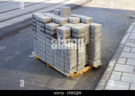 Auf der Holzpalette neue quadratische Betonplatten Stockfoto