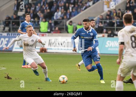 Jürgen Gjassula von Magdeburg und Willi Evseev vom SV Meppen während des 3. Bundesliga-Spiel zwischen 1. FC Magdeburg und SV Meppen in der MDCC-Arena am 08. Februar 2020 in Magdeburg. (Foto von Peter Niedung/NurPhoto) Stockfoto