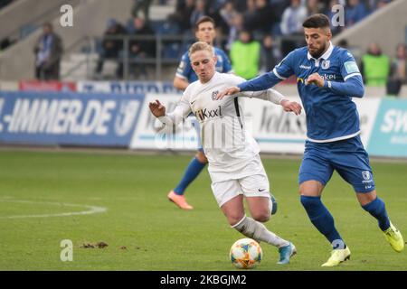 Jürgen Gjassula von Magdeburg und Willi Evseev vom SV Meppen während des 3. Bundesliga-Spiel zwischen 1. FC Magdeburg und SV Meppen in der MDCC-Arena am 08. Februar 2020 in Magdeburg. (Foto von Peter Niedung/NurPhoto) Stockfoto