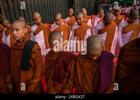 Buddhistische Nozivenmönche und Nonnen grüßen am 9. Februar 2020 am 73.. Mon National Day in Yangon. Der Mon Nationalfeiertag erinnert an die Gründung des ersten Mon-Königreichs, Hongsawadee. Die Menschen von Mon markieren den nationalen Tag von Mon am Tag nach dem Vollmondtag des Mondmonats Thabodwe. (Foto von Shwe Paw Mya Tin/NurPhoto) Stockfoto