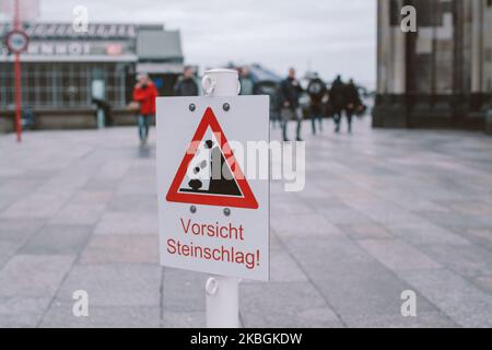 Das Schild ist am 9. Februar 2020 in Köln vor dem Dom Catherlic zu sehen, "Vorsicht vor fallenden Felsen". (Foto von Ying Tang/NurPhoto) Stockfoto