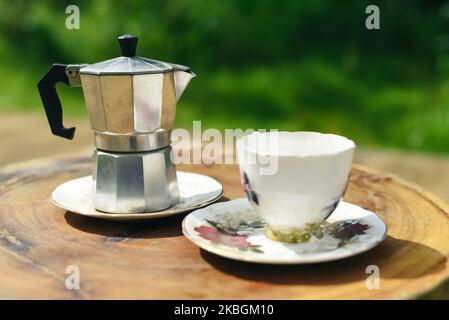 Vietnamesischer traditioneller Kaffee mit Milch auf einem Holztisch Stockfoto