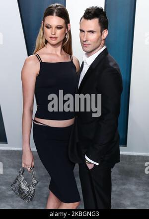 BEVERLY HILLS, LOS ANGELES, KALIFORNIEN, USA - 09. FEBRUAR: Model Behati Prinsloo und Ehemann/Sänger Adam Levine kommen zur Vanity Fair Oscar Party 2020, die am 9. Februar 2020 im Wallis Annenberg Center for the Performing Arts in Beverly Hills, Los Angeles, Kalifornien, USA, stattfand. (Foto von Xavier Collin/Image Press Agency/NurPhoto) Stockfoto