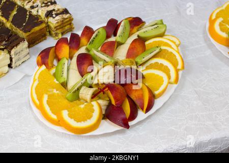 Exotische Früchte auf einem Teller auf einem Tisch in einem Restaurant Stockfoto