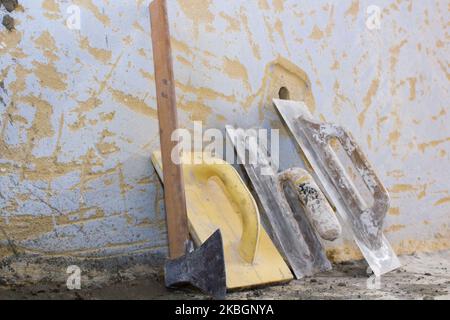 Kelle Werkzeug für Baumeister neben der Wand Stockfoto