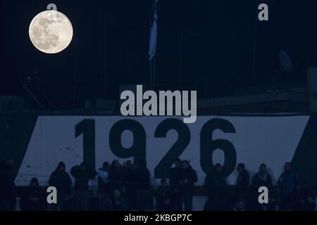 Superschneemon, vollmond, Supermond, über dem Toumba Fußballstadion, Heimstadion des FC PAOK während des Spiels, Fußballspiel für die griechische Super League PAOK gegen OFI in Thessaloniki, Griechenland. Das Himmelsoobjekt ist der natürliche Satellit der Erde. 9. Februar 2020 (Foto von Nicolas Economou/NurPhoto) Stockfoto