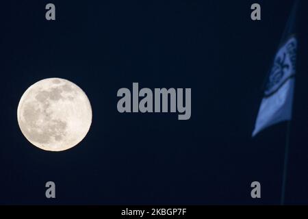 Superschneemon, vollmond, Supermond, über dem Toumba Fußballstadion, Heimstadion des FC PAOK während des Spiels, Fußballspiel für die griechische Super League PAOK gegen OFI in Thessaloniki, Griechenland. Das Himmelsoobjekt ist der natürliche Satellit der Erde. 9. Februar 2020 (Foto von Nicolas Economou/NurPhoto) Stockfoto