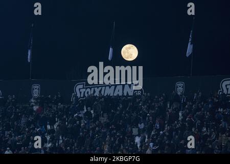 Superschneemon, vollmond, Supermond, über dem Toumba Fußballstadion, Heimstadion des FC PAOK während des Spiels, Fußballspiel für die griechische Super League PAOK gegen OFI in Thessaloniki, Griechenland. Das Himmelsoobjekt ist der natürliche Satellit der Erde. 9. Februar 2020 (Foto von Nicolas Economou/NurPhoto) Stockfoto