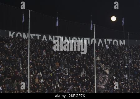 Superschneemon, vollmond, Supermond, über dem Toumba Fußballstadion, Heimstadion des FC PAOK während des Spiels, Fußballspiel für die griechische Super League PAOK gegen OFI in Thessaloniki, Griechenland. Das Himmelsoobjekt ist der natürliche Satellit der Erde. 9. Februar 2020 (Foto von Nicolas Economou/NurPhoto) Stockfoto
