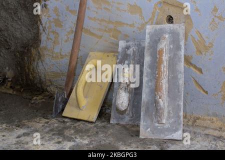 Set aus verschiedenen Gipskellen und Spachtel Stockfoto