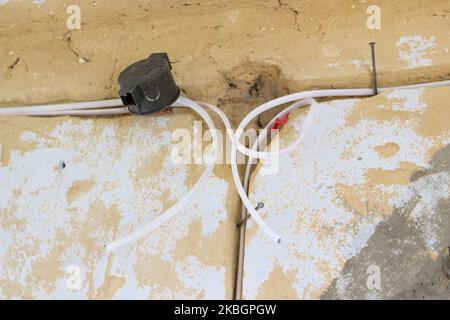 Elektrische Kabel in der Wand, Zimmerrenovierung Stockfoto