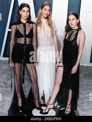 BEVERLY HILLS, LOS ANGELES, KALIFORNIEN, USA - 09. FEBRUAR: Danielle Haim, Este Haim und Alana Haim von Haim kommen zur Vanity Fair Oscar Party 2020, die am 9. Februar 2020 im Wallis Annenberg Center for the Performing Arts in Beverly Hills, Los Angeles, Kalifornien, USA, abgehalten wurde. (Foto von Xavier Collin/Image Press Agency/NurPhoto) Stockfoto