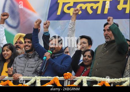 Arvind Kejriwal mit anderen Parteiführern winkt nach dem historischen Sieg bei den Parlamentswahlen in Delhi am 11. Februar 2020 bei den Unterstützern der Aam Aadmi Party im Parteibüro vor den (AAP) Stockfoto