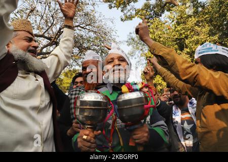 Muslimische Anhänger der Aam Aadmi Party (AAP) tanzen am 11. Februar 2020 im Parteibüro in Neu-Delhi, Indien, nach einem Parteisieg (Foto: Nasir Kachroo/NurPhoto) Stockfoto