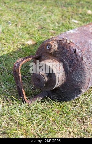 Rostiger Feuerlöscher, der in der Nähe auf dem Gras liegt Stockfoto