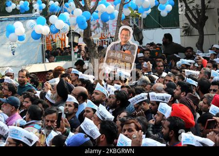 Anhänger der Aam Aadmi Party feiern den Erdrutschsieg der Partei in Delhi Parlamentswahlen am 11. Februar 2020 im Parteihauptsitz in Neu-Delhi, Indien. Die AAM Aadmi Party stieg heute in Delhi für eine dritte Amtszeit an die Macht, unterstützt durch ein massives Mandat von 62 Sitzen - nur einen Schatten niedriger als ihre Rekordzeit von 67 Sitzen von 2015. (Foto von Mayank Makhija/NurPhoto) Stockfoto