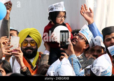 Ein Kind, das am 11. Februar 2020 als Chef der Aam Aadmi Party Arvind Kejriwal während der Siegesfeier der AAP im Parteihauptsitz in Neu-Delhi, Indien, gekleidet war. Die AAP erzielte eine knappe Mehrheit von 62 von 70 Wahlkreisen, was kurz davor steht, ihre frühere Leistung von 67 im Jahr 2015 zu wiederholen. (Foto von Mayank Makhija/NurPhoto) (Foto von Mayank Makhija/NurPhoto) Stockfoto