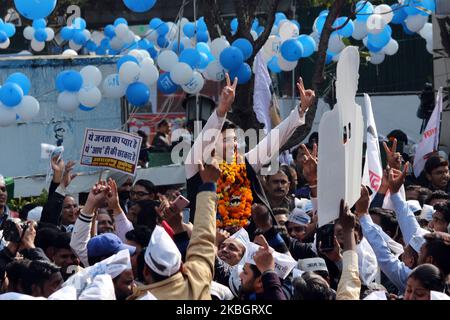 Raghav Chadha der AAM Aadmi Party (AAP) wird am 11. Februar 2020 in Neu-Delhi, Indien, in der Parteizentrale gesehen, um seinen Sieg mit Unterstützern zu feiern. Raghav Chadha fuhr im zentralen Delhi-Land Rajinder Nagar zu einem leichten Sieg, als er seinen nächsten Rivalen - den BJP-Veteranen Sardar RP Singh - mit fast 20.000 Stimmen besiegte. (Foto von Mayank Makhija/NurPhoto) Stockfoto