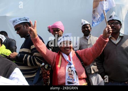 Anhänger der Aam Aadmi Party feiern den Erdrutschsieg der Partei in Delhi Parlamentswahlen am 11. Februar 2020 im Parteihauptsitz in Neu-Delhi, Indien. Die AAM Aadmi Party stieg heute in Delhi für eine dritte Amtszeit an die Macht, unterstützt durch ein massives Mandat von 62 Sitzen - nur einen Schatten niedriger als ihre Rekordzeit von 67 Sitzen von 2015. (Foto von Mayank Makhija/NurPhoto) Stockfoto