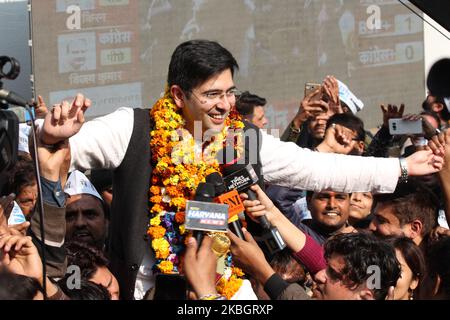 Raghav Chadha der AAM Aadmi Party (AAP) wird am 11. Februar 2020 in Neu-Delhi, Indien, in der Parteizentrale gesehen, um seinen Sieg mit Unterstützern zu feiern. Raghav Chadha fuhr im zentralen Delhi-Land Rajinder Nagar zu einem leichten Sieg, als er seinen nächsten Rivalen - den BJP-Veteranen Sardar RP Singh - mit fast 20.000 Stimmen besiegte. (Foto von Mayank Makhija/NurPhoto) Stockfoto