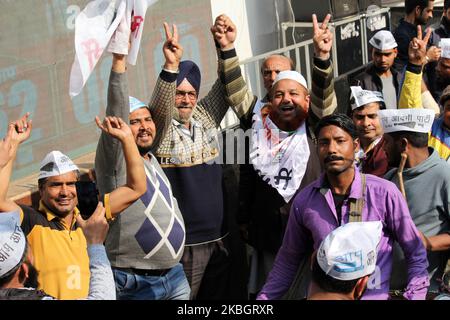 Anhänger der Aam Aadmi Party feiern den Erdrutschsieg der Partei in Delhi Parlamentswahlen am 11. Februar 2020 im Parteihauptsitz in Neu-Delhi, Indien. Die AAM Aadmi Party stieg heute in Delhi für eine dritte Amtszeit an die Macht, unterstützt durch ein massives Mandat von 62 Sitzen - nur einen Schatten niedriger als ihre Rekordzeit von 67 Sitzen von 2015. (Foto von Mayank Makhija/NurPhoto) Stockfoto