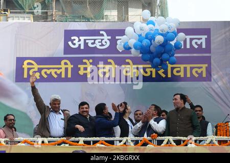 Arvind Kejriwal (C), Chef der AAM Aadmi Party (AAP), und Sanjay Singh und Gopal Rai wenden sich an seine Anhänger im Parteihauptsitz, als seine Partei am 11. Februar 2020 bei den Parlamentswahlen in Delhi in Neu-Delhi, Indien, einen Erdrutschsieg errang. Die AAM Aadmi Party stieg heute in Delhi für eine dritte Amtszeit an die Macht, unterstützt durch ein massives Mandat von 62 Sitzen - nur einen Schatten niedriger als ihre Rekordzeit von 67 Sitzen von 2015. (Foto von Mayank Makhija/NurPhoto) Stockfoto