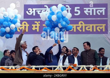 Arvind Kejriwal (C), Chef der AAM Aadmi Party (AAP), und Sanjay Singh und Gopal Rai wenden sich an seine Anhänger im Parteihauptsitz, als seine Partei am 11. Februar 2020 bei den Parlamentswahlen in Delhi in Neu-Delhi, Indien, einen Erdrutschsieg errang. Die AAM Aadmi Party stieg heute in Delhi für eine dritte Amtszeit an die Macht, unterstützt durch ein massives Mandat von 62 Sitzen - nur einen Schatten niedriger als ihre Rekordzeit von 67 Sitzen von 2015. (Foto von Mayank Makhija/NurPhoto) Stockfoto