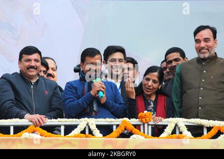 Arvind Kejriwal (C), Chef der AAM Aadmi Party (AAP), und Sanjay Singh und Gopal Rai wenden sich an seine Anhänger im Parteihauptsitz, als seine Partei am 11. Februar 2020 bei den Parlamentswahlen in Delhi in Neu-Delhi, Indien, einen Erdrutschsieg errang. Die AAM Aadmi Party stieg heute in Delhi für eine dritte Amtszeit an die Macht, unterstützt durch ein massives Mandat von 62 Sitzen - nur einen Schatten niedriger als ihre Rekordzeit von 67 Sitzen von 2015. (Foto von Mayank Makhija/NurPhoto) Stockfoto