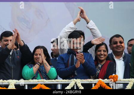 Arvind Kejriwal (C), Chef der AAM Aadmi Party (AAP), und Sanjay Singh und Gopal Rai wenden sich an seine Anhänger im Parteihauptsitz, als seine Partei am 11. Februar 2020 bei den Parlamentswahlen in Delhi in Neu-Delhi, Indien, einen Erdrutschsieg errang. Die AAM Aadmi Party stieg heute in Delhi für eine dritte Amtszeit an die Macht, unterstützt durch ein massives Mandat von 62 Sitzen - nur einen Schatten niedriger als ihre Rekordzeit von 67 Sitzen von 2015. (Foto von Mayank Makhija/NurPhoto) Stockfoto