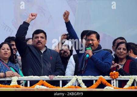 Arvind Kejriwal (C), Chef der AAM Aadmi Party (AAP), und Sanjay Singh und Gopal Rai wenden sich an seine Anhänger im Parteihauptsitz, als seine Partei am 11. Februar 2020 bei den Parlamentswahlen in Delhi in Neu-Delhi, Indien, einen Erdrutschsieg errang. Die AAM Aadmi Party stieg heute in Delhi für eine dritte Amtszeit an die Macht, unterstützt durch ein massives Mandat von 62 Sitzen - nur einen Schatten niedriger als ihre Rekordzeit von 67 Sitzen von 2015. (Foto von Mayank Makhija/NurPhoto) Stockfoto