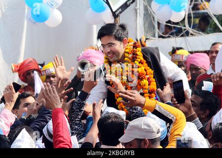 Raghav Chadha der AAM Aadmi Party (AAP) wird am 11. Februar 2020 in Neu-Delhi, Indien, in der Parteizentrale gesehen, um seinen Sieg mit Unterstützern zu feiern. Raghav Chadha fuhr im zentralen Delhi-Land Rajinder Nagar zu einem leichten Sieg, als er seinen nächsten Rivalen - den BJP-Veteranen Sardar RP Singh - mit fast 20.000 Stimmen besiegte. (Foto von Mayank Makhija/NurPhoto) Stockfoto