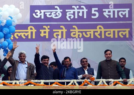 Arvind Kejriwal (C), Chef der AAM Aadmi Party (AAP), und Sanjay Singh und Gopal Rai wenden sich an seine Anhänger im Parteihauptsitz, als seine Partei am 11. Februar 2020 bei den Parlamentswahlen in Delhi in Neu-Delhi, Indien, einen Erdrutschsieg errang. Die AAM Aadmi Party stieg heute in Delhi für eine dritte Amtszeit an die Macht, unterstützt durch ein massives Mandat von 62 Sitzen - nur einen Schatten niedriger als ihre Rekordzeit von 67 Sitzen von 2015. (Foto von Mayank Makhija/NurPhoto) Stockfoto