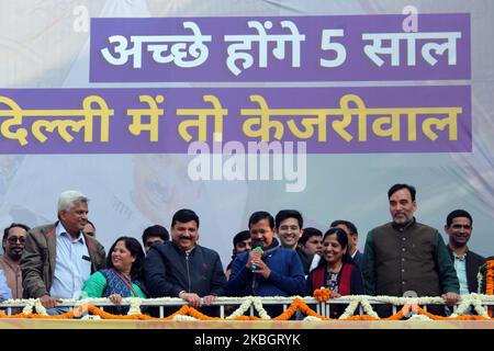 Arvind Kejriwal (C), Chef der AAM Aadmi Party (AAP), und Sanjay Singh und Gopal Rai wenden sich an seine Anhänger im Parteihauptsitz, als seine Partei am 11. Februar 2020 bei den Parlamentswahlen in Delhi in Neu-Delhi, Indien, einen Erdrutschsieg errang. Die AAM Aadmi Party stieg heute in Delhi für eine dritte Amtszeit an die Macht, unterstützt durch ein massives Mandat von 62 Sitzen - nur einen Schatten niedriger als ihre Rekordzeit von 67 Sitzen von 2015. (Foto von Mayank Makhija/NurPhoto) Stockfoto