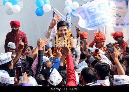 Raghav Chadha der AAM Aadmi Party (AAP) wird am 11. Februar 2020 in Neu-Delhi, Indien, in der Parteizentrale gesehen, um seinen Sieg mit Unterstützern zu feiern. Raghav Chadha fuhr im zentralen Delhi-Land Rajinder Nagar zu einem leichten Sieg, als er seinen nächsten Rivalen - den BJP-Veteranen Sardar RP Singh - mit fast 20.000 Stimmen besiegte. (Foto von Mayank Makhija/NurPhoto) Stockfoto