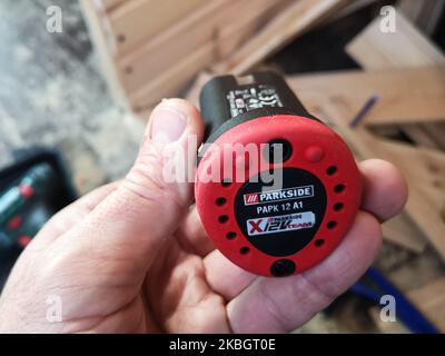 Am 8. Februar 2020 wird in Danzig, Polen, ein Mann gesehen, der im selbstumgebauten Wohnmobil mit Akku-Bohrmaschine und Schraubendreher von Parkside (von Lidl) zur Befestigung der Holzverkleidung arbeitet (Foto: Michal Fludra/NurPhoto) Stockfoto