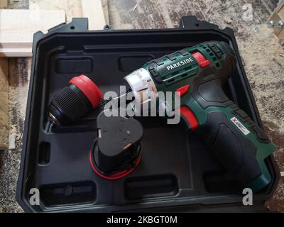 Am 8. Februar 2020 wird in Danzig, Polen, ein Mann gesehen, der im selbstumgebauten Wohnmobil mit Akku-Bohrmaschine und Schraubendreher von Parkside (von Lidl) zur Befestigung der Holzverkleidung arbeitet (Foto: Michal Fludra/NurPhoto) Stockfoto