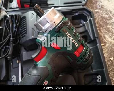 Am 8. Februar 2020 wird in Danzig, Polen, ein Mann gesehen, der im selbstumgebauten Wohnmobil mit Akku-Bohrmaschine und Schraubendreher von Parkside (von Lidl) zur Befestigung der Holzverkleidung arbeitet (Foto: Michal Fludra/NurPhoto) Stockfoto