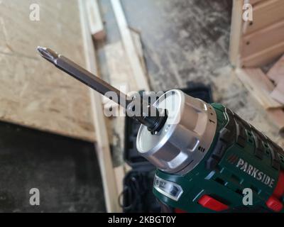 Am 8. Februar 2020 wird in Danzig, Polen, ein Mann gesehen, der im selbstumgebauten Wohnmobil mit Akku-Bohrmaschine und Schraubendreher von Parkside (von Lidl) zur Befestigung der Holzverkleidung arbeitet (Foto: Michal Fludra/NurPhoto) Stockfoto