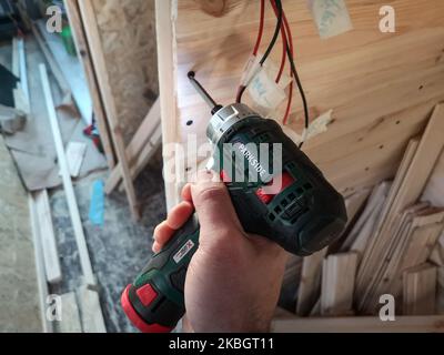 Am 8. Februar 2020 wird in Danzig, Polen, ein Mann gesehen, der im selbstumgebauten Wohnmobil mit Akku-Bohrmaschine und Schraubendreher von Parkside (von Lidl) zur Befestigung der Holzverkleidung arbeitet (Foto: Michal Fludra/NurPhoto) Stockfoto