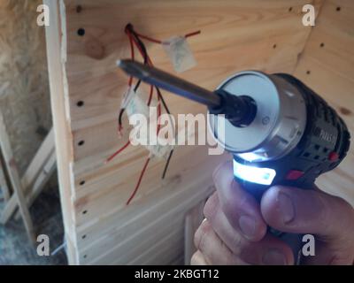 Am 8. Februar 2020 wird in Danzig, Polen, ein Mann gesehen, der im selbstumgebauten Wohnmobil mit Akku-Bohrmaschine und Schraubendreher von Parkside (von Lidl) zur Befestigung der Holzverkleidung arbeitet (Foto: Michal Fludra/NurPhoto) Stockfoto