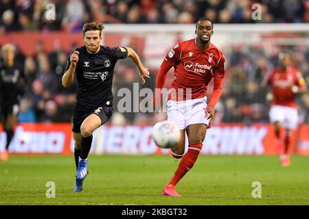Adam Matthews (2) aus Charlton und Adama Diakhaby (14) aus Nottingham Forest während des Sky Bet Championship-Spiels zwischen Nottingham Forest und Charlton Athletic am Dienstag, dem 11.. Februar 2020, auf dem City Ground in Nottingham. (Foto von Jon Hobley/MI News/NurPhoto) Stockfoto